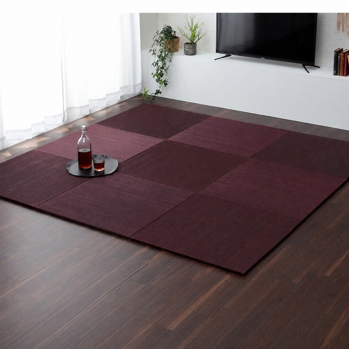 Bijou tatami mats in wine red in a living room