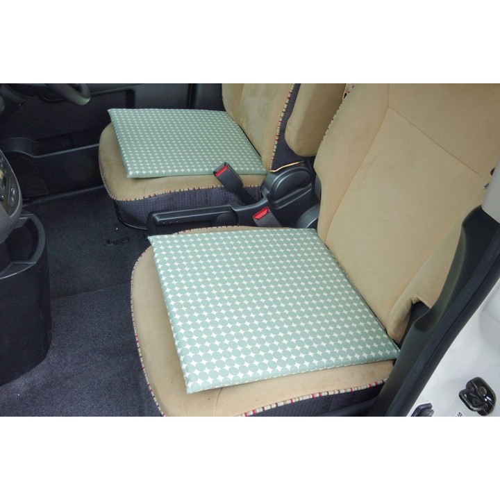 Japanese Undyed Igusa Car Seat Cushion Marble in Green - in-car use image