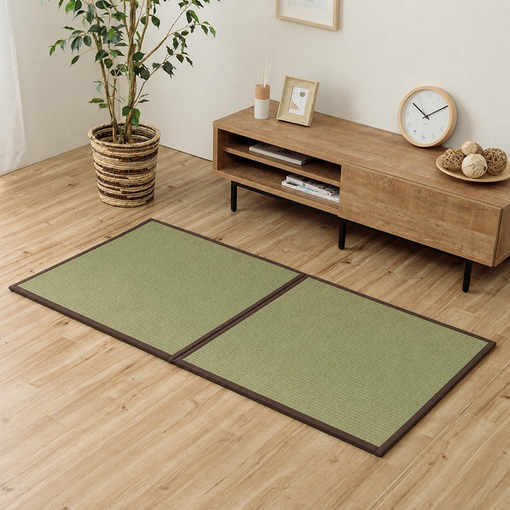 Japanese Igusa Tatami Floor Mat Agura 82 x 82 cm set of 2 in Brown room image