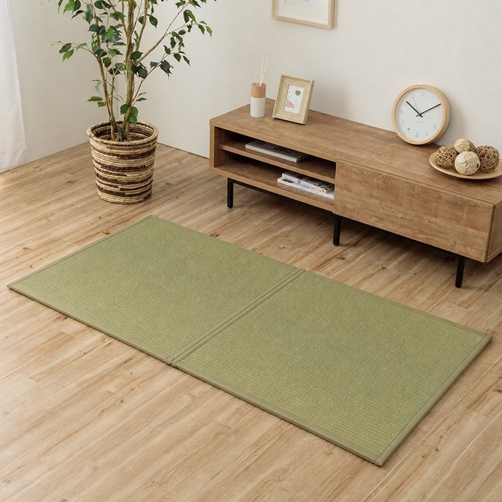 Japanese Igusa Tatami Floor Mat Agura 82 x 82 cm set of 2 in Natural room image